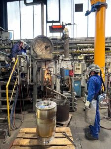 homme faisant une coulée gravitaire d'un emballage nucléaire